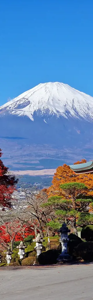 Per Zug und Bus durch das herbstliche Japan